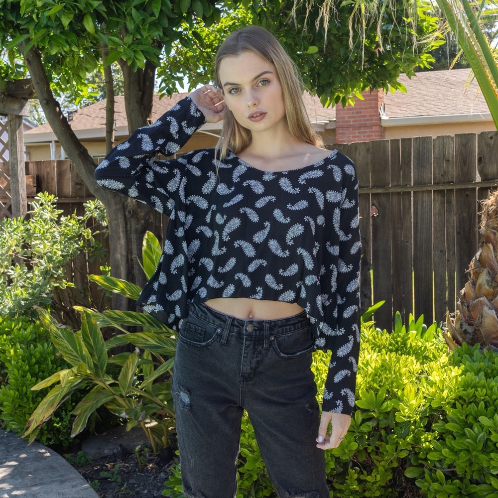 RARE BRANDY MELVILLE PAISLEY LONG SLEEVE CROP TOP